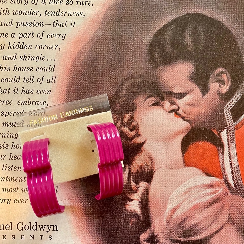 Vintage 80s earrings 🖤